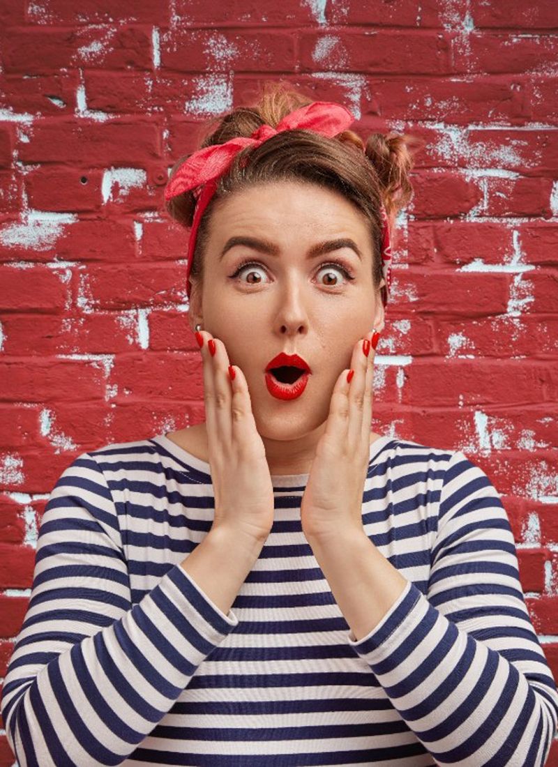Una chica con estilo pop up y cara de sorpresa.